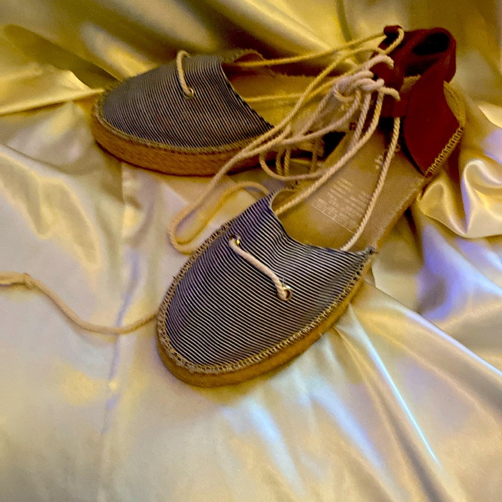 Andrea / brand casual shoes, white and blue stripes ties around ankle